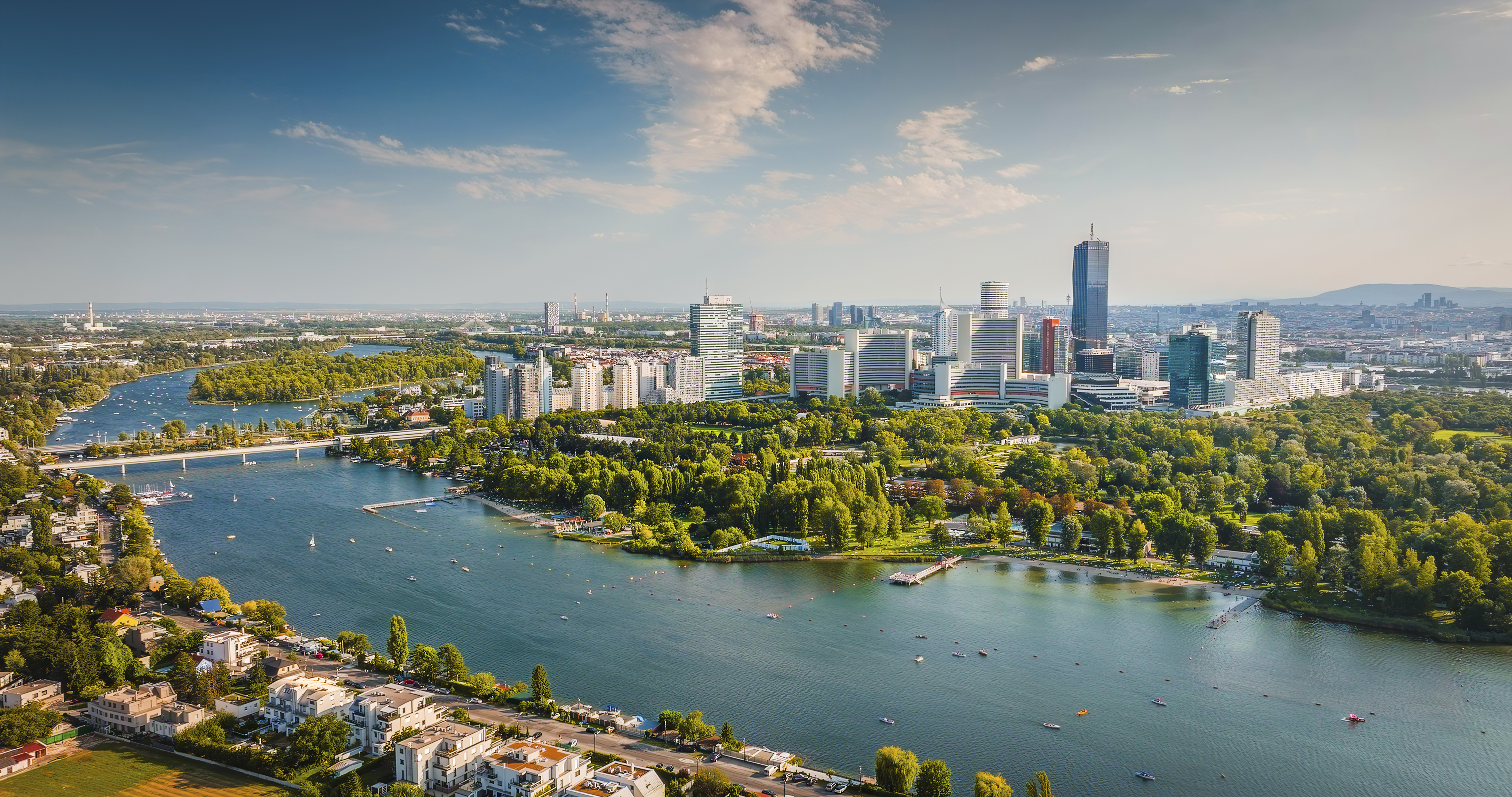 Panoramablick über die Stadt Wien in Österreich - Bildnachweis: Schroptschop Stock-Datei-ID: 2216718683 – Lizenz vom: 09.07.2025