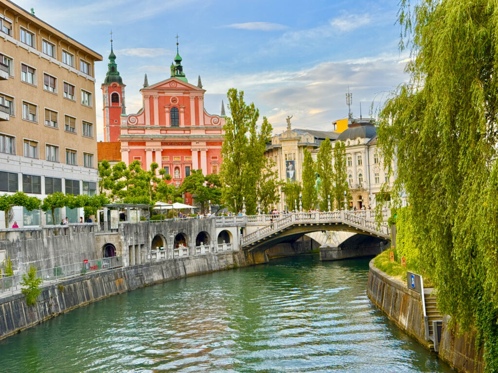 Der Fluss Ljubljanica in Ljubljana - Bildnachweis: mauinow1 Stock-Datei-ID: 2218490330 – Lizenz vom: 05.07.2025
