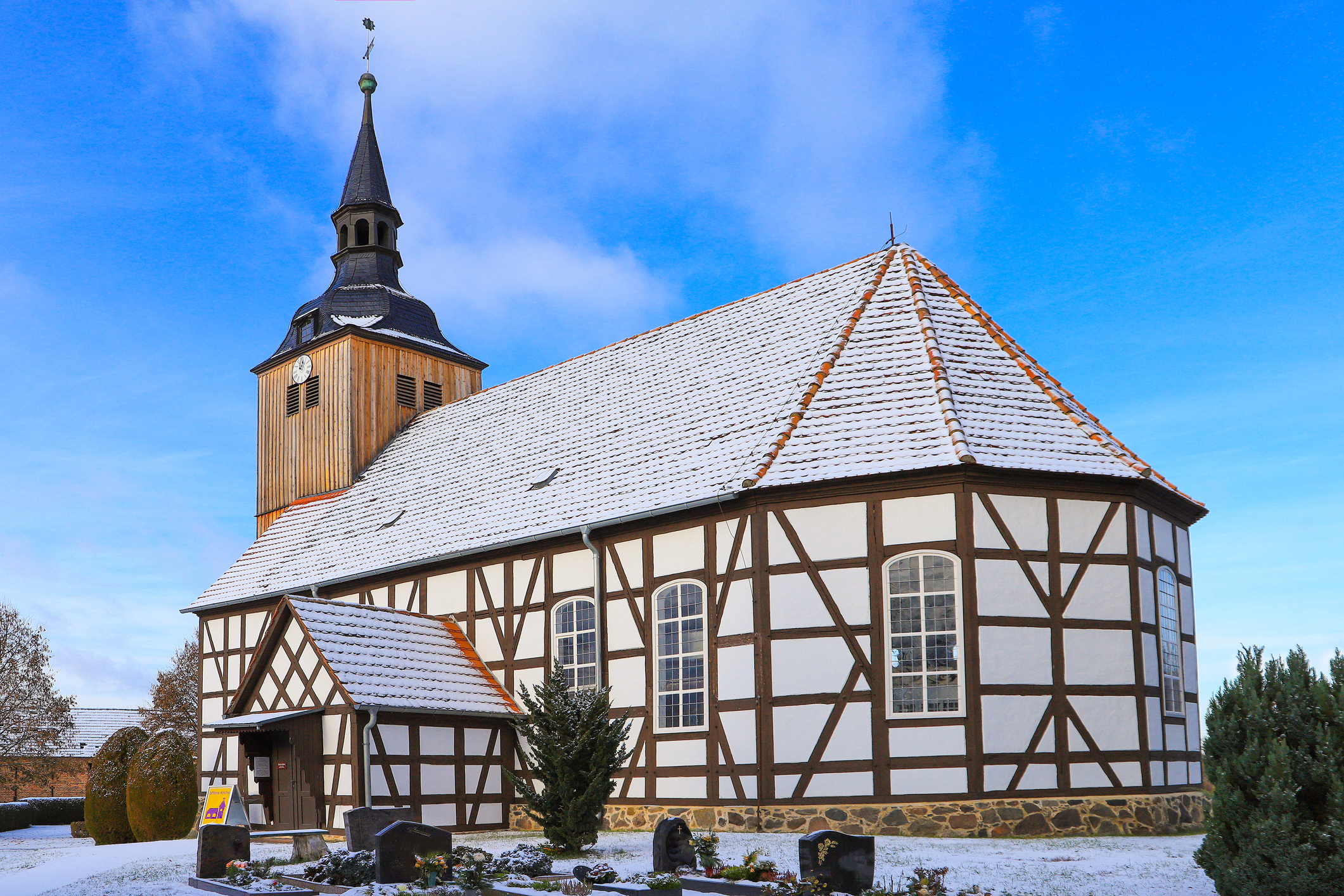 Die Kirche von Schlepzig im Winter - Bildnachweis: Ina Lichtenberg Stock-Datei-ID: 2218552671 – Lizenz vom: 12.07.2025