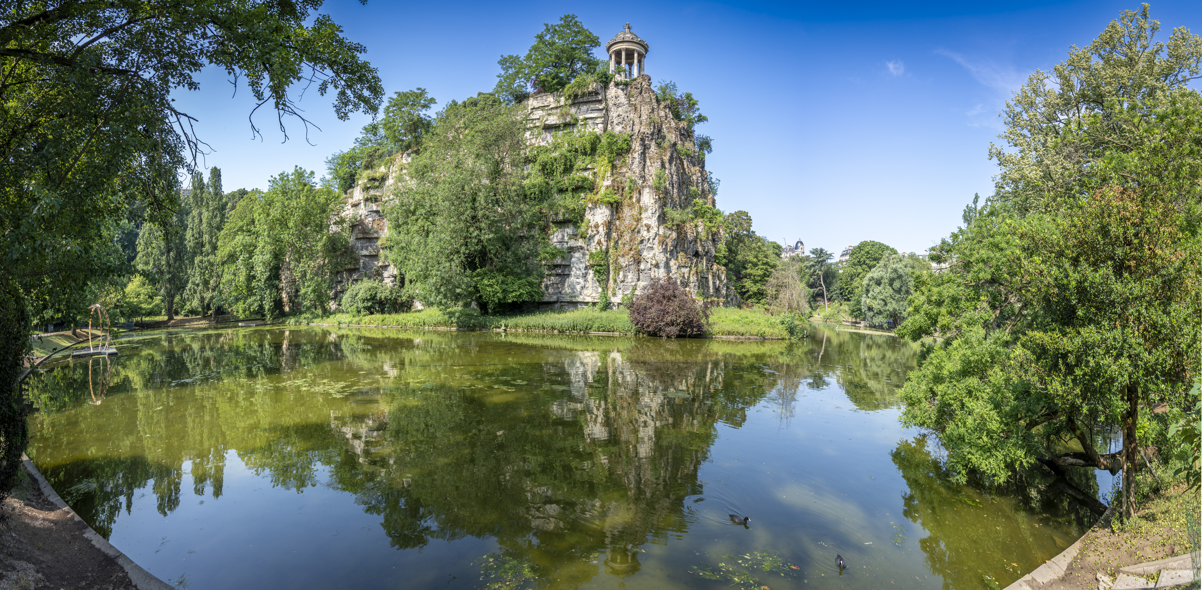 Der Park Buttes-Chaumont mit Blick auf die Insel Belvedere - Bildnachweis: Franck Legros Stock-Datei-ID: 2220442270 – Lizenz vom: 07.07.2025