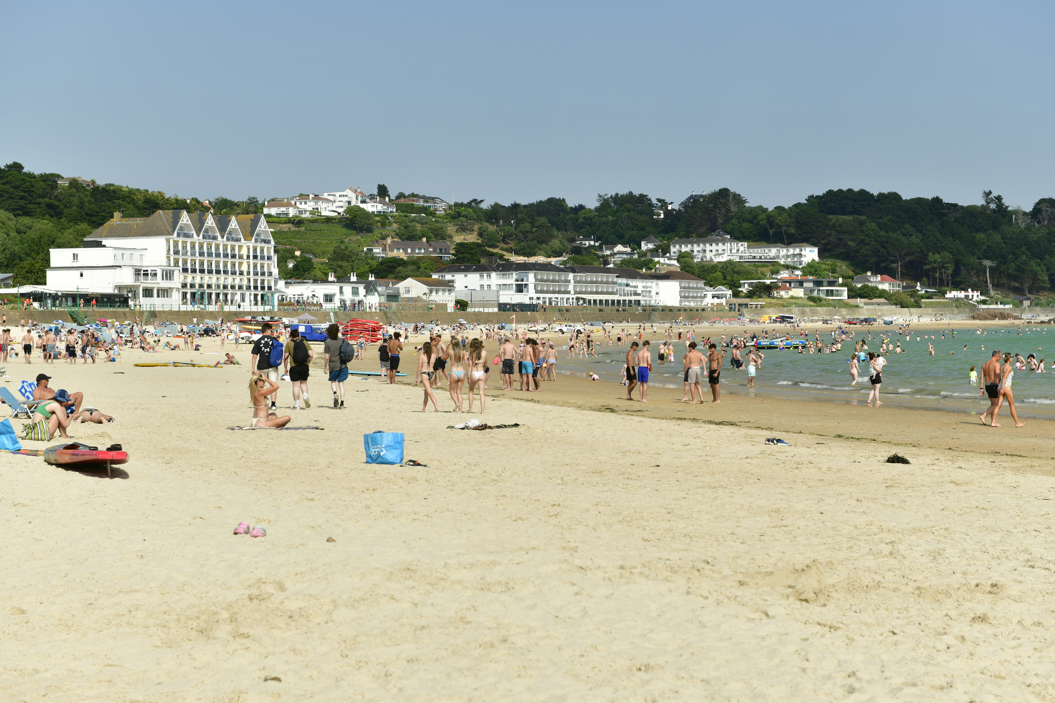 Der Strand St. Brelade’s Bay auf Jersey - Bildnachweis: Alan_Lagadu Stock-Datei-ID: 2221360254 – Lizenz vom: 08.07.2025