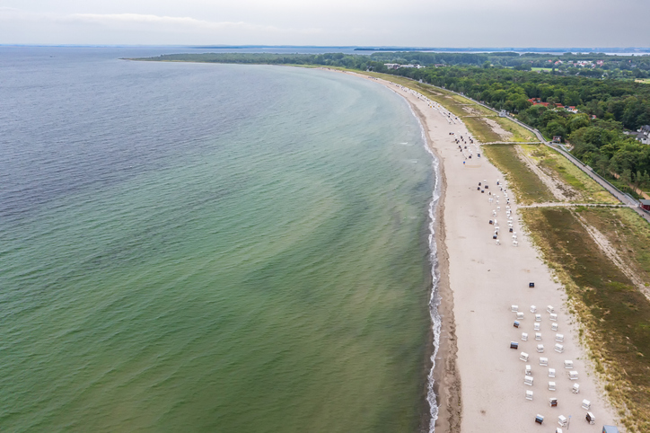 Luftaufnahme des Naturstrandes von Boltenhagen mit Küstenlinie, Dünen und Ostseewellen.