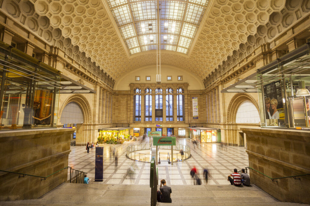 Die große Eingangshalle im Leipziger Hauptbahnhof - Bildnachweis: holgs Stock-Datei-ID: 458978533 – Lizenz vom: 09.07.2025