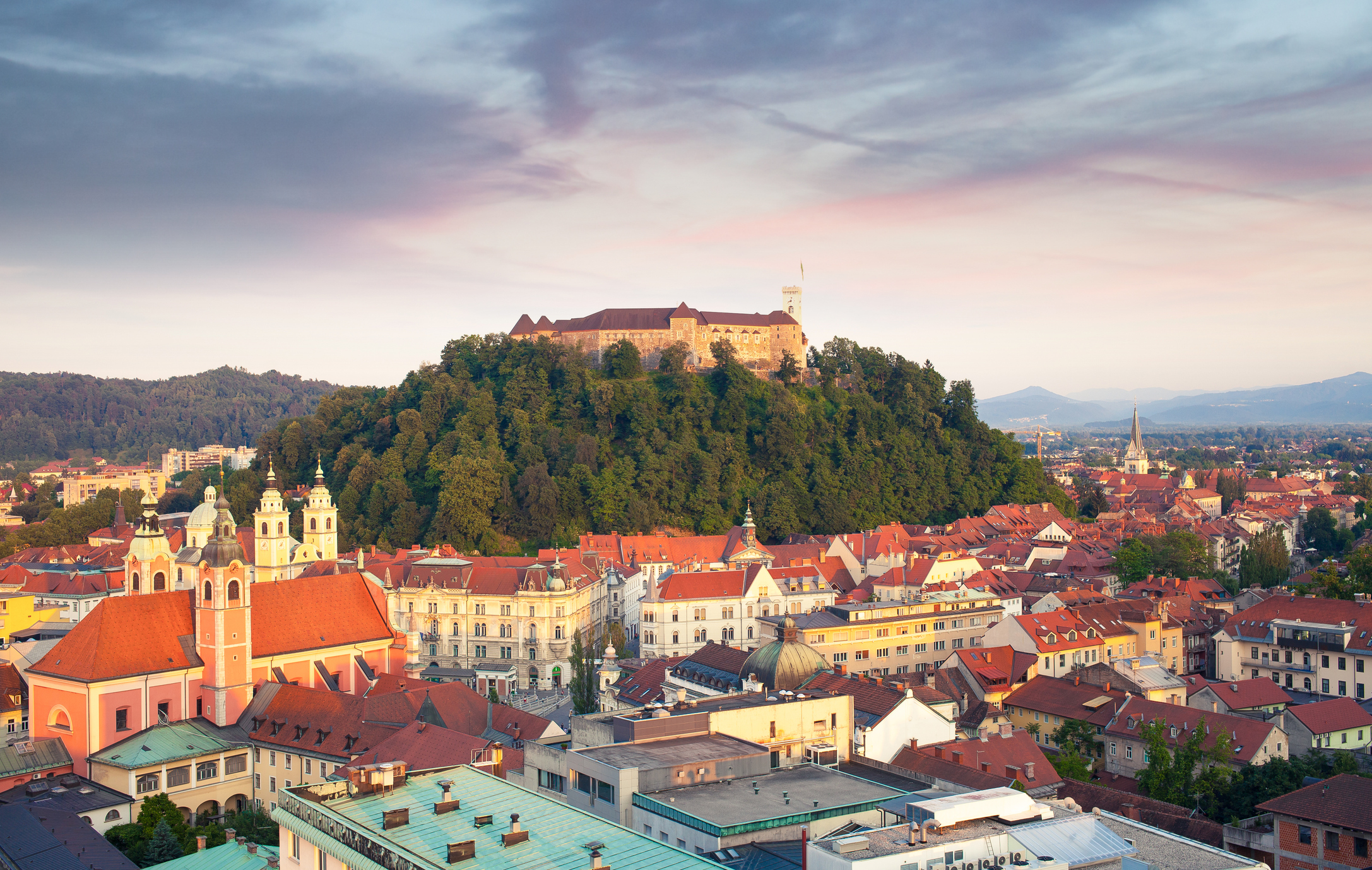 Blick über die Burg und die Stadt Ljubljana - Bildnachweis: sanjeri Stock-Datei-ID: 476283044 – Lizenz vom: 05.07.2025