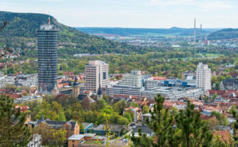 Luftbild der Stadt Jena in Thüringen - Bildnachweis: Kerrick Stock-Datei-ID: 485775731 – Lizenz vom: 03.07.2025