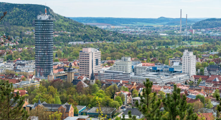 Luftbild der Stadt Jena in Thüringen - Bildnachweis: Kerrick Stock-Datei-ID: 485775731 – Lizenz vom: 03.07.2025