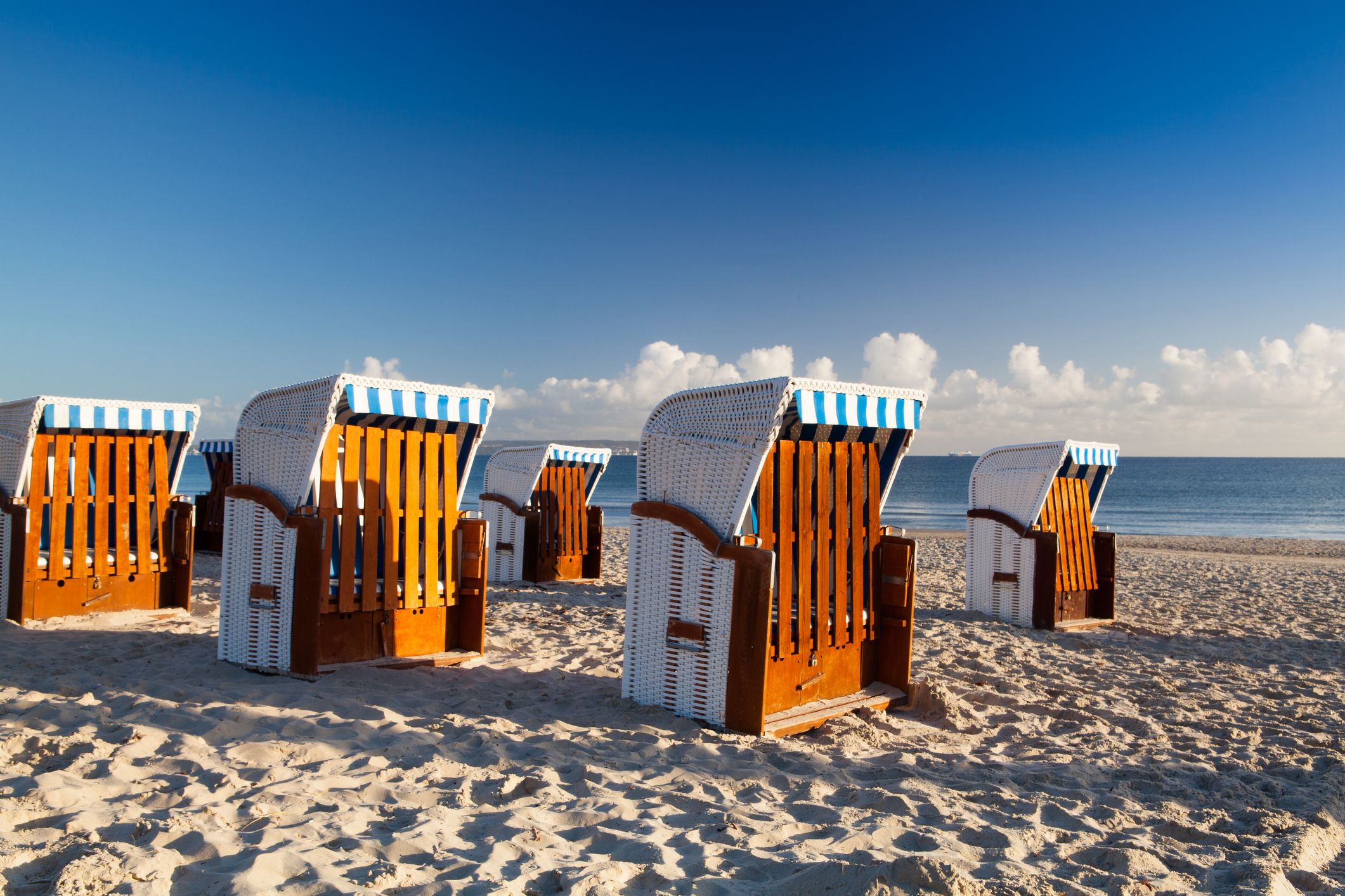 Zahlreiche Strandkörbe am Strand von Binz auf Rügen - Bildnachweis: CaptureLight Stock-Datei-ID: 490885662 – Lizenz vom: 08.07.2025
