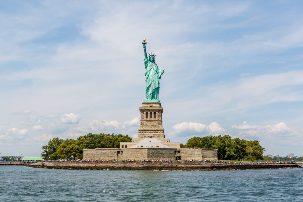 Die Freiheitsstatue in New York City - Bildnachweis: Eliyahu Parypa Stock-Datei-ID: 495456540 – Lizenz vom: 09.07.2025