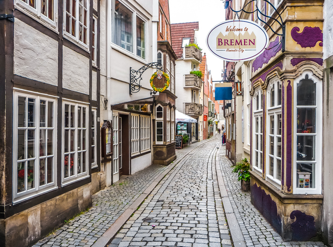 Enge Gasse im Schnoorviertel Bremen mit gut erhaltenen Fachwerkhäusern bei Tageslicht.