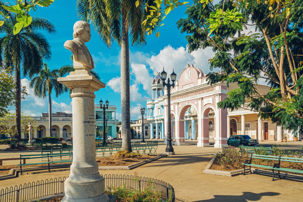 Der Parque Marti in Cienfuegos - Bildnachweis: Nikada Stock-Datei-ID: 512693098 – Lizenz vom: 03.07.2025