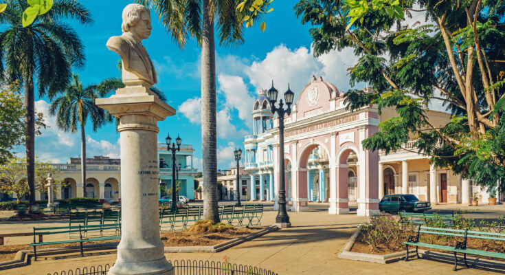 Der Parque Marti in Cienfuegos - Bildnachweis: Nikada Stock-Datei-ID: 512693098 – Lizenz vom: 03.07.2025
