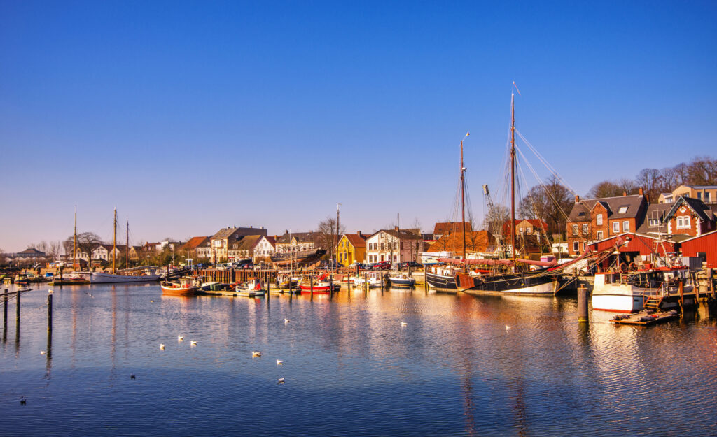 Der Hafen von Eckenförde - Bildnachweis: Juergen Sack -Datei-ID: 517233258 – Lizenz vom: 12.06.2025
