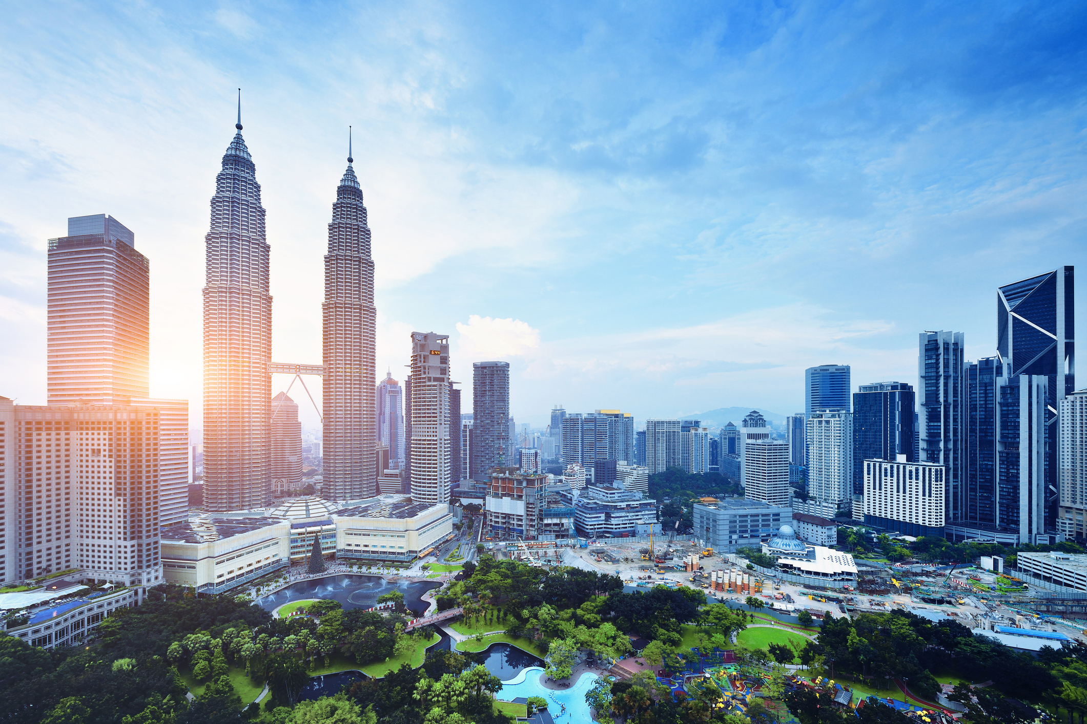 Skyline von Kuala Lumpur mit Blick auf die Petronas Towers im Zentrum.