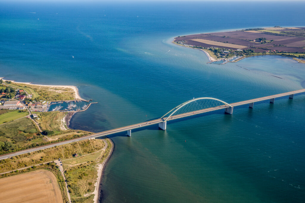 Über die Fehmarnsundbrücke nach Fehmarn Bildnachweis: istockphoto.com / ThomasFluegge Stock-Datei-ID: 518730751
