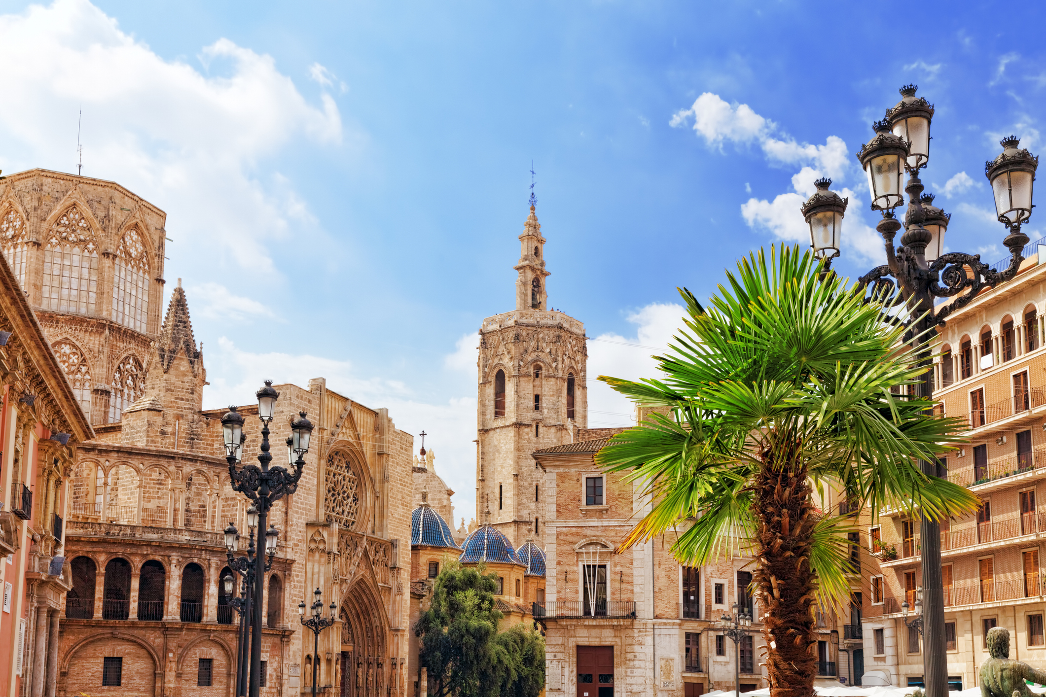 Der Saint Mary's Platz und der Kathedrale von Valencia - Bildnachweis: VitalyEdush Stock-Datei-ID: 519681737 – Lizenz vom: 07.07.2025