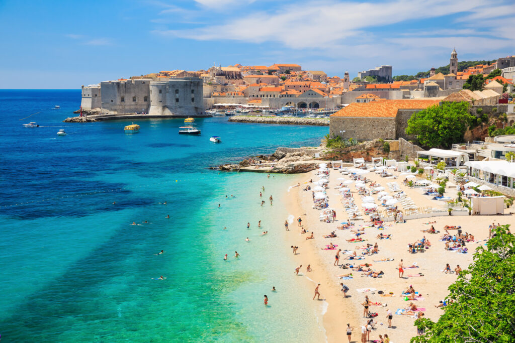 Blick auf den Strand und die Stadt Dubrovnik - Bildnachweis: SCStock Stock-Datei-ID: 528149529 – Lizenz vom: 03.07.2025