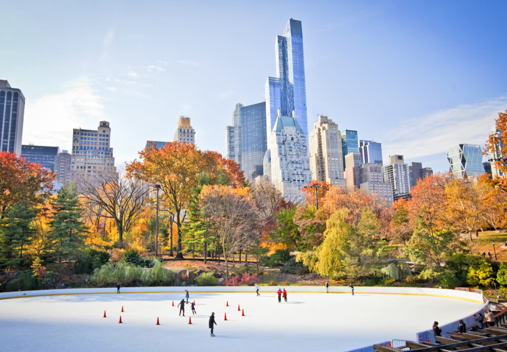 Eine Eislaufbahn im Central Park in New York City - Bildnachweis: stu99 Stock-Datei-ID: 530853211 – Lizenz vom: 09.07.2025