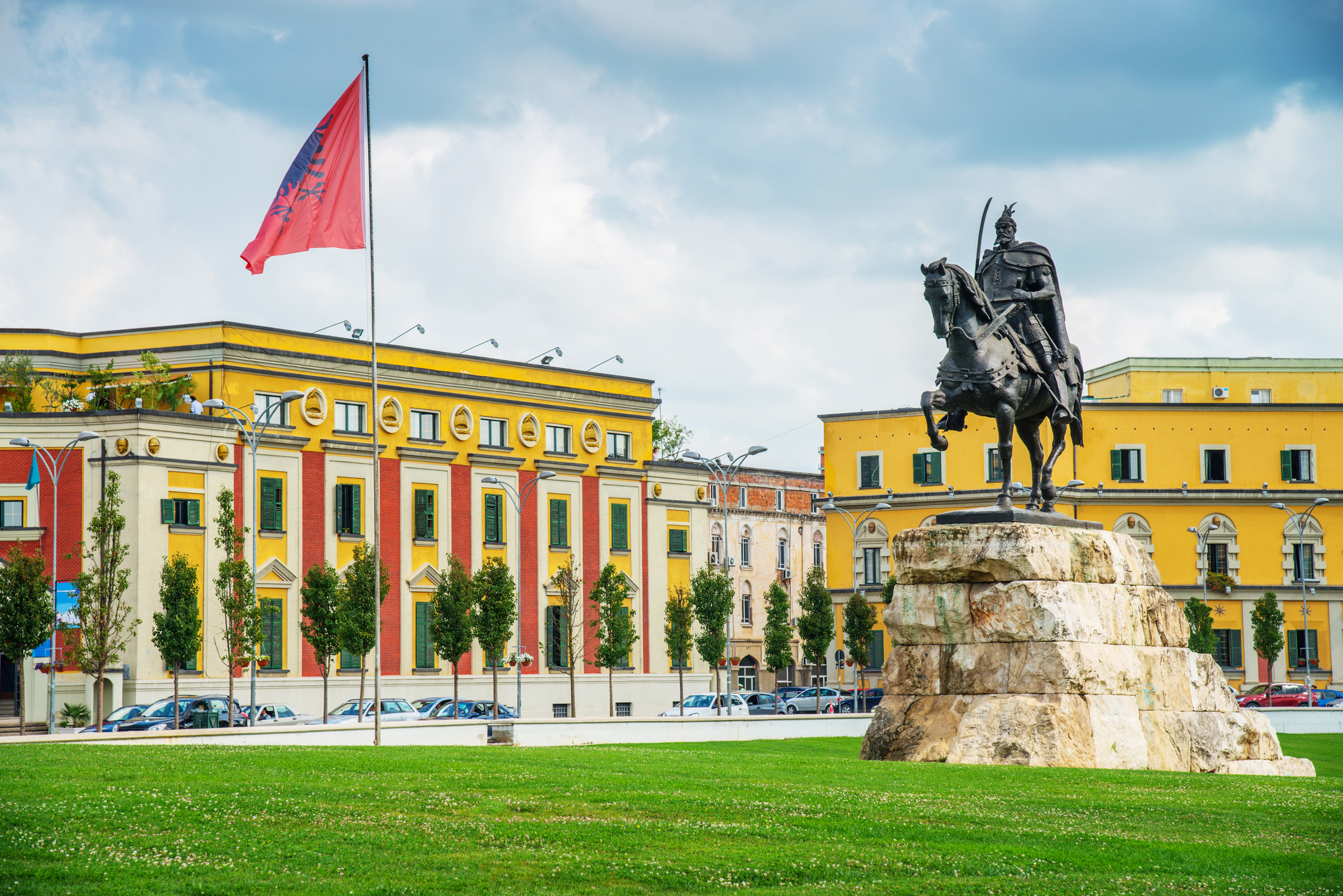 Der Skanderbegplatz in Tirana, Albanien - Bildnachweis: Mlenny Stock-Datei-ID: 540982496 – Lizenz vom: 04.07.2025