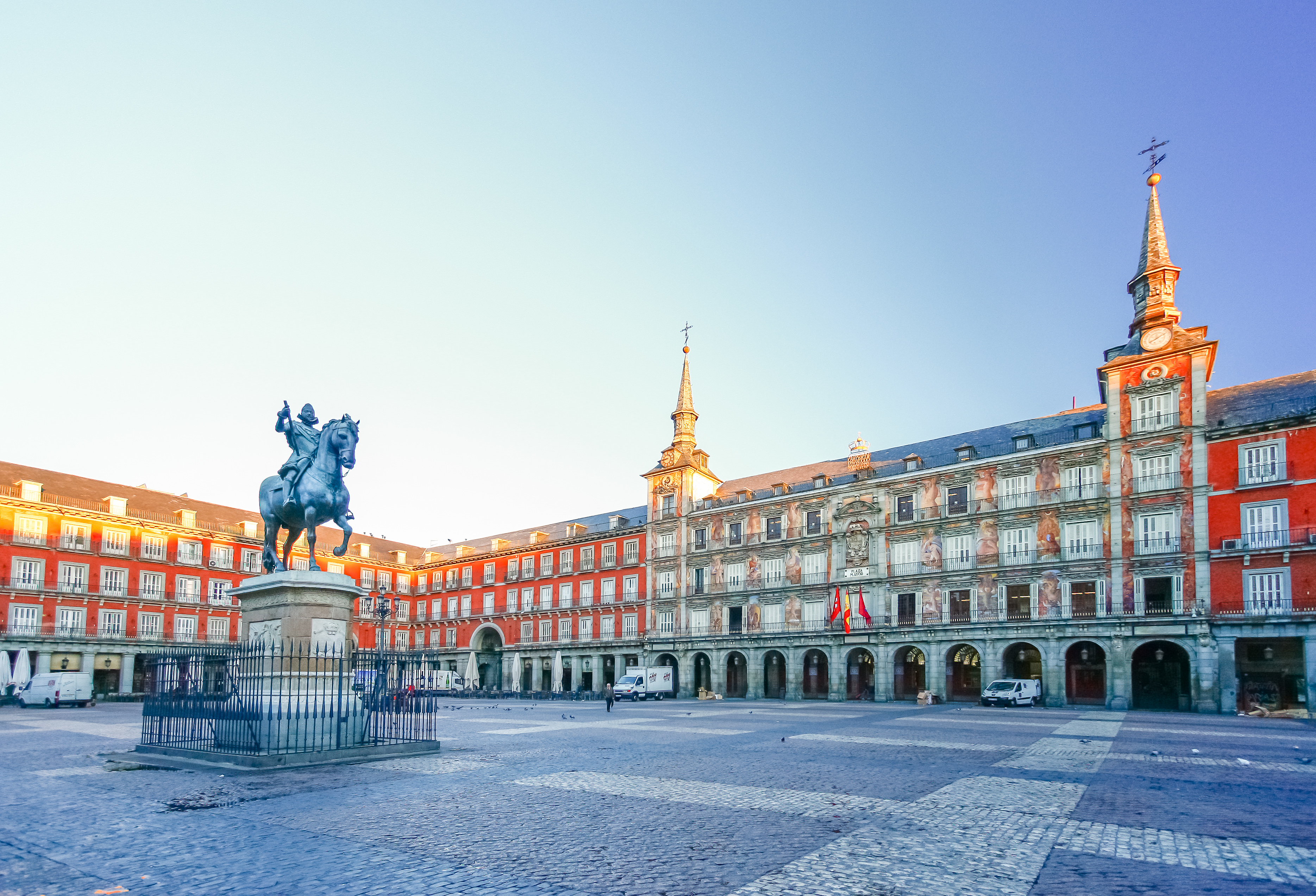 Der Plaza Mayor in Madrid, Spanien - Bildnachweis: Farbregas_Hareluya Stock-Datei-ID: 586069676 – Lizenz vom: 07.07.2025