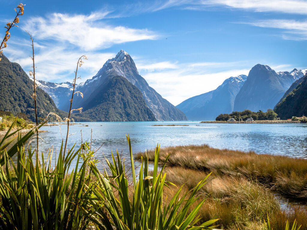 Der Milford Sound liegt im Fiordland Nationalpark in Neuseeland - Bildnachweis: BoucherPhotoStudio Stock-Datei-ID: 621144520 – Lizenz vom: 04.07.2025