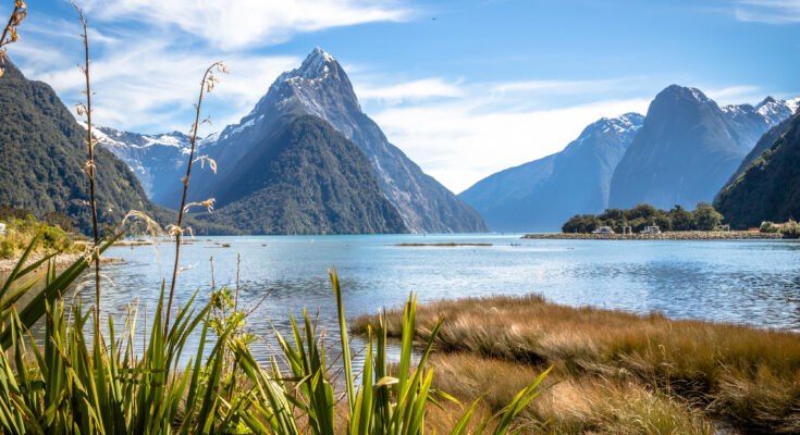 Der Milford Sound liegt im Fiordland Nationalpark in Neuseeland - Bildnachweis: BoucherPhotoStudio Stock-Datei-ID: 621144520 – Lizenz vom: 04.07.2025