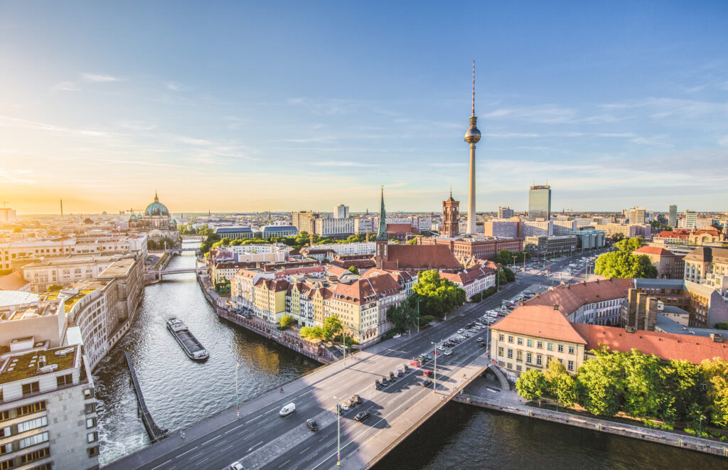 Panoramablick über Berlin mit Fernsehturm, Spree, Rotem Rathaus und Berliner Dom bei Tageslicht.