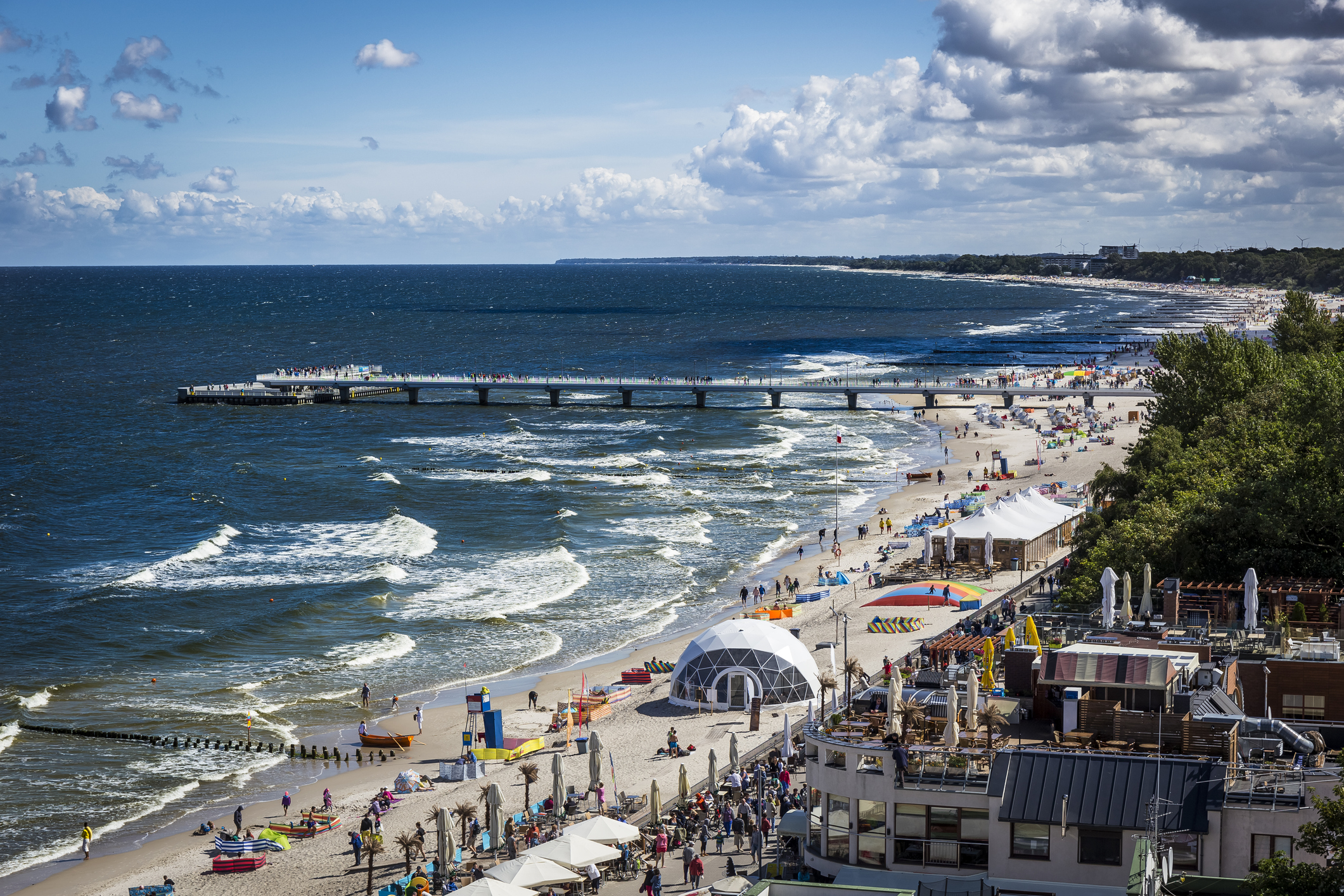Der lange Sandstrand und de Seebrücke von Kolberg - Bildnachweis: ewg3D Stock-Datei-ID: 655724752 – Lizenz vom: 09.07.2025