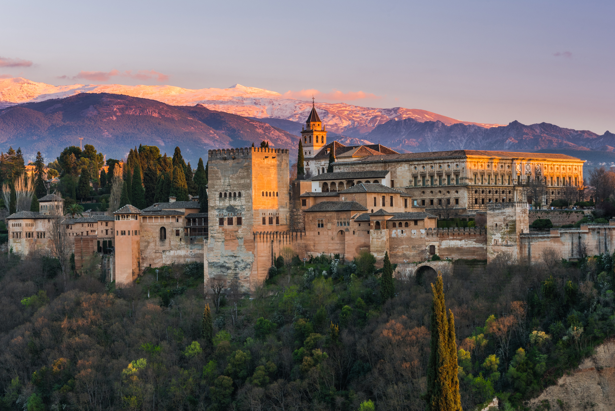 Der arabische Palast Alhambra in Granada, Spanien und im Hintergrund die Sierra Nevada - Bildnachweis: merc67 Stock-Datei-ID: 657985546 – Lizenz vom: 07.07.2025