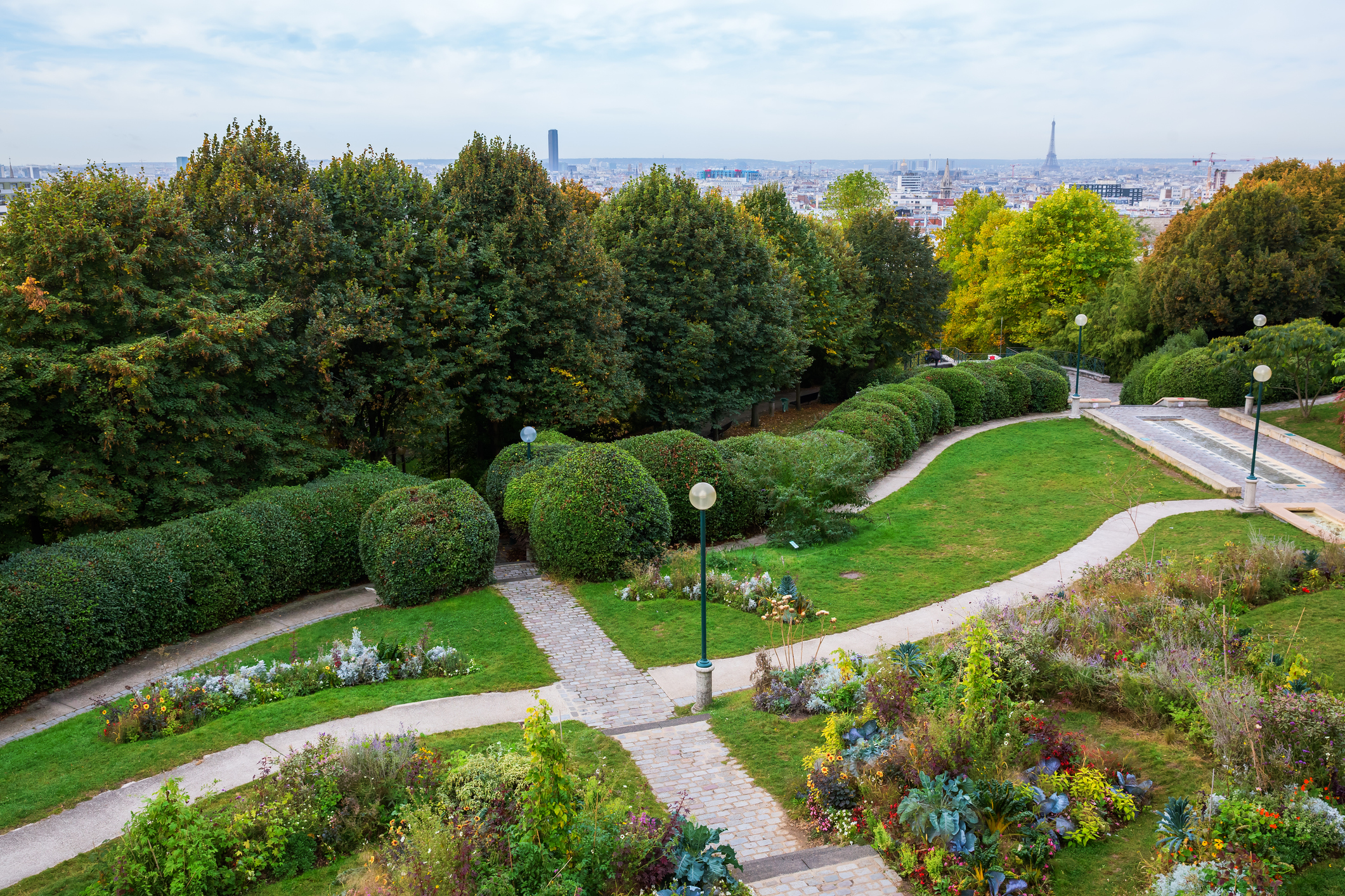 Luftaufnahme des Parc de Belleville in Paris - Bildnachweis: chris-mueller Stock-Datei-ID: 683863462 – Lizenz vom: 07.07.2025