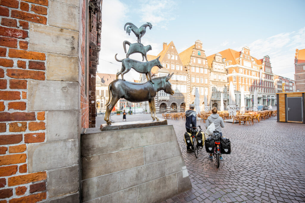 Bronzestatue der Bremer Stadtmusikanten mit Esel, Hund, Katze und Hahn vor dem Bremer Rathaus.