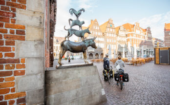 Bronzestatue der Bremer Stadtmusikanten mit Esel, Hund, Katze und Hahn vor dem Bremer Rathaus.
