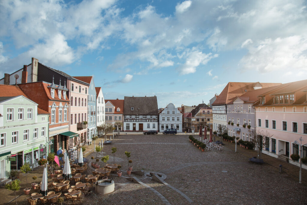 Der Stadtplatz in Ueckermünde - Bildnachweis: FluxFactory Stock-Datei-ID: 904272588 – Lizenz vom: 09.07.2025