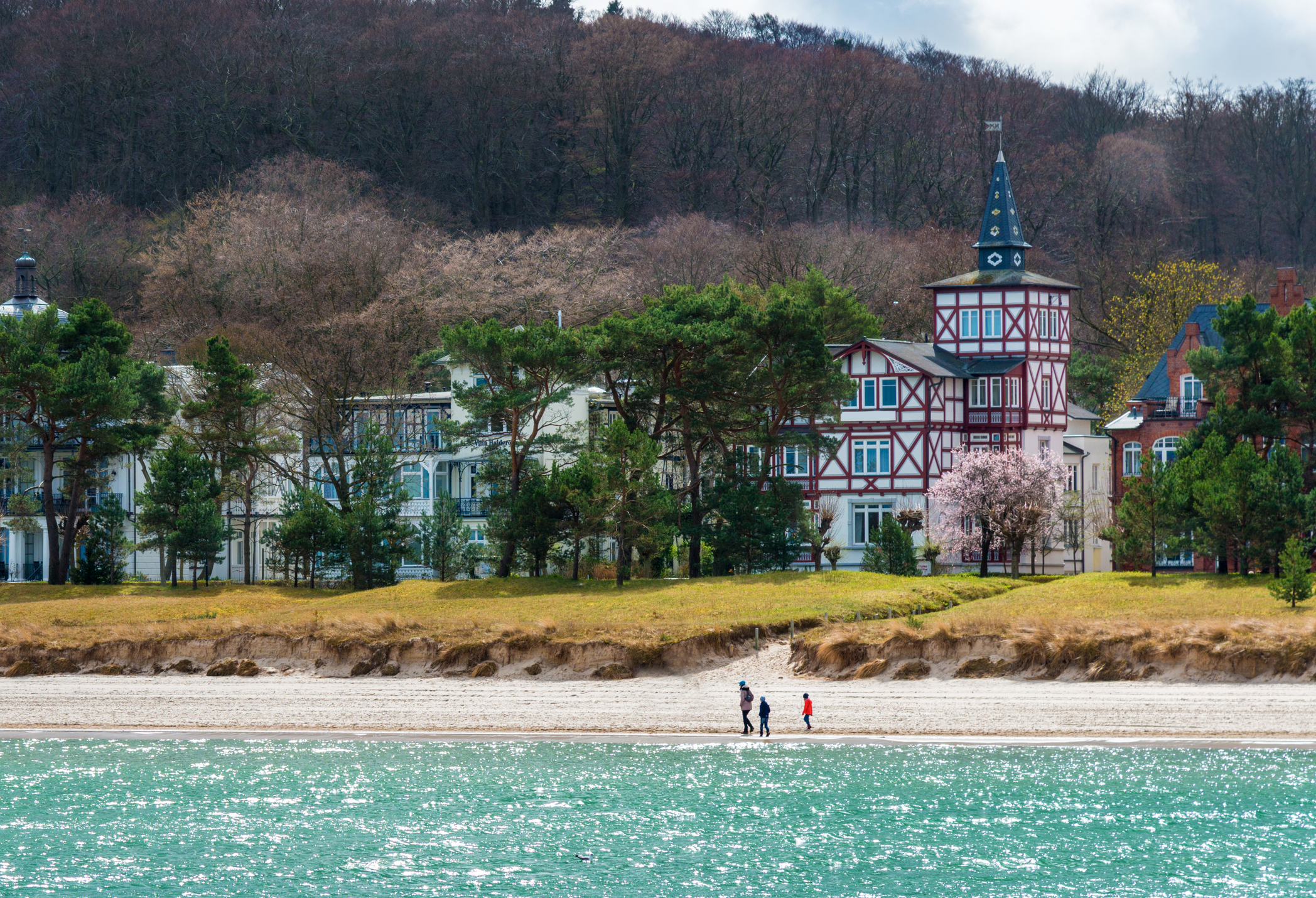 Strand und Dünen von Binz auf Rügen mit Blick auf die Bäderarchitektur an der Promenade.