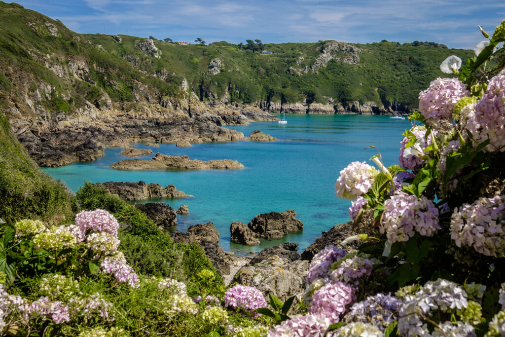 Wanderungen entlang der Klippen auf Guernsey - Bildnachweis: VFKA Stock-Datei-ID: 936324644 – Lizenz vom: 08.07.2025