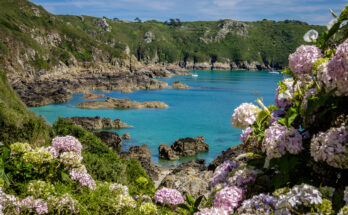 Wanderungen entlang der Klippen auf Guernsey - Bildnachweis: VFKA Stock-Datei-ID: 936324644 – Lizenz vom: 08.07.2025