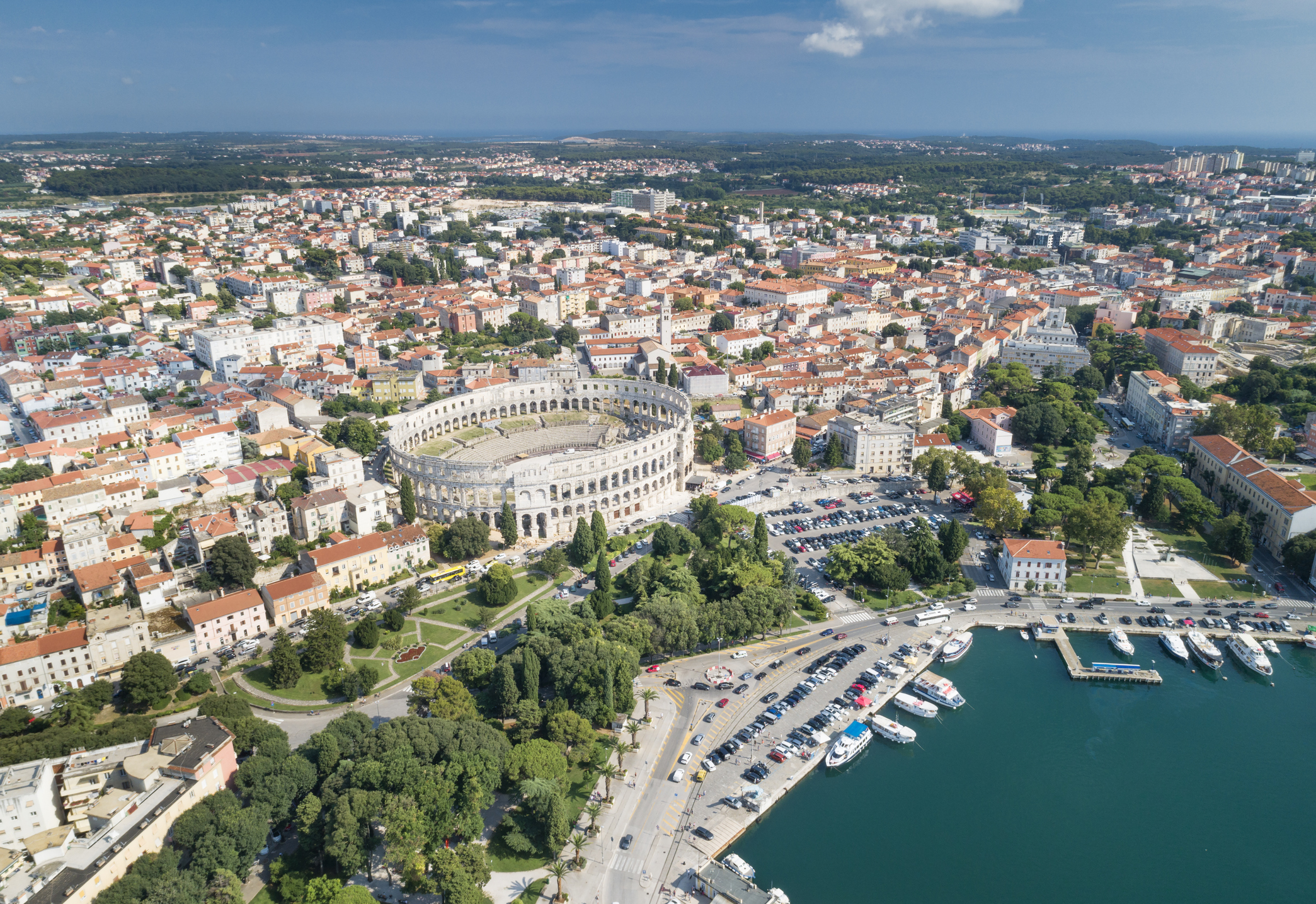 Luftbild der Stadt Pula in Kroatien - Bildnachweis: 4FR Stock-Datei-ID: 998489380 – Lizenz vom: 02.07.2025