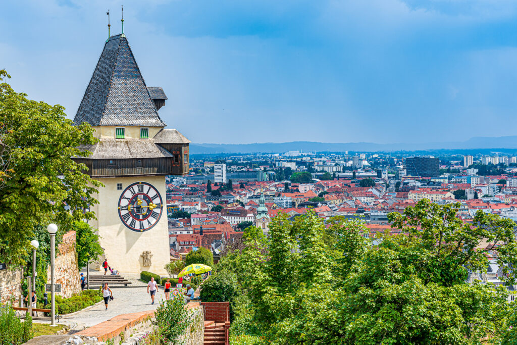 Uhrturm von Graz mit Blick über die Altstadt – Wahrzeichen der steirischen Landeshauptstadt