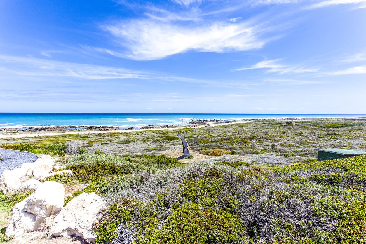 Aussicht auf den Indischen Ozean vom Kap Agulhas, dem südlichsten Punkt Afrikas.