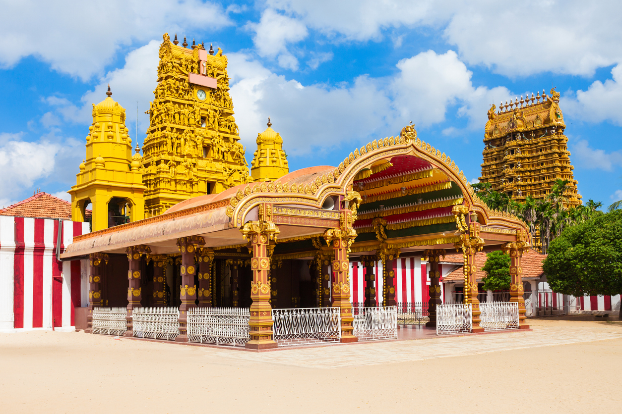 Außenansicht des Nallur Kandaswamy Tempels in Jaffna mit goldfarbenen Türmen und reich verzierten Bögen.