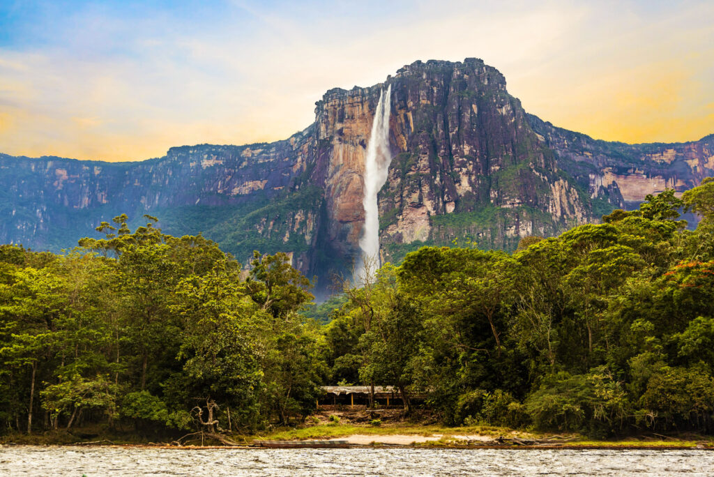 Blick auf die Angel Falls in Venezuela, den höchsten ununterbrochenen Wasserfall der Welt, der vom Auyán-Tepui ins dichte Grün des Regenwaldes stürzt.
