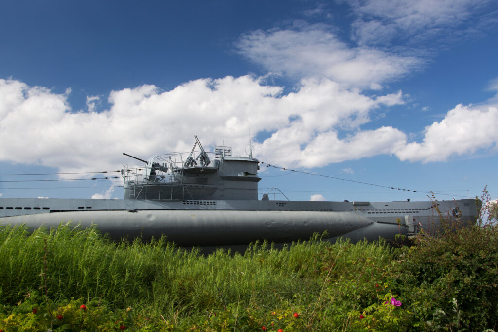 Das historische U-Boot U 995 in Laboe an der Ostseeküste, heute ein begehbares Museum unter blauem Himmel.