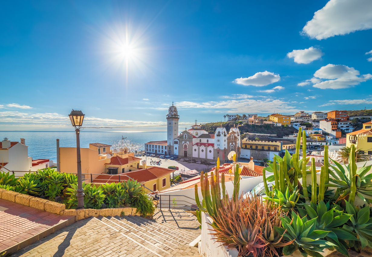Basilika von Candelaria auf Teneriffa mit Meer und Platz bei Sonne