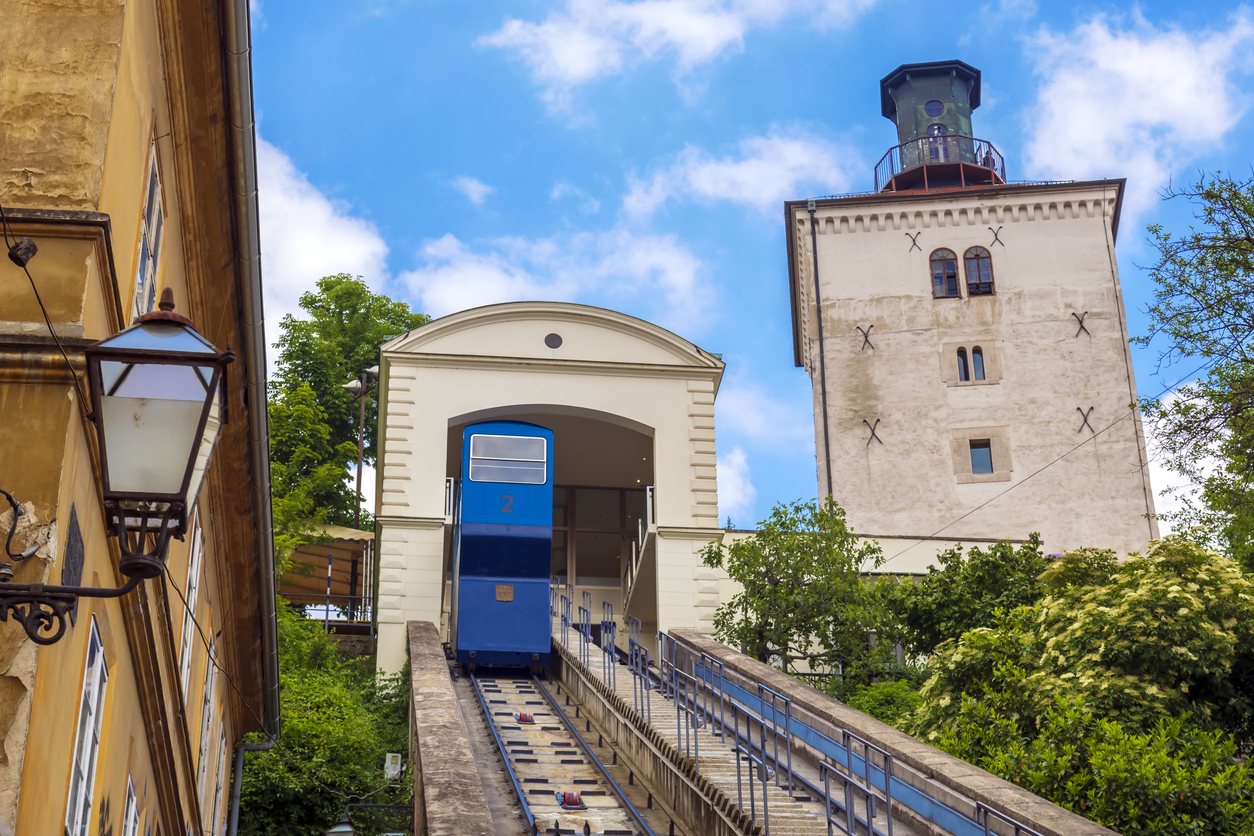 Die Zagreber Standseilbahn mit dem historischen Lotrščak-Turm im Hintergrund, ein Wahrzeichen der Altstadt.