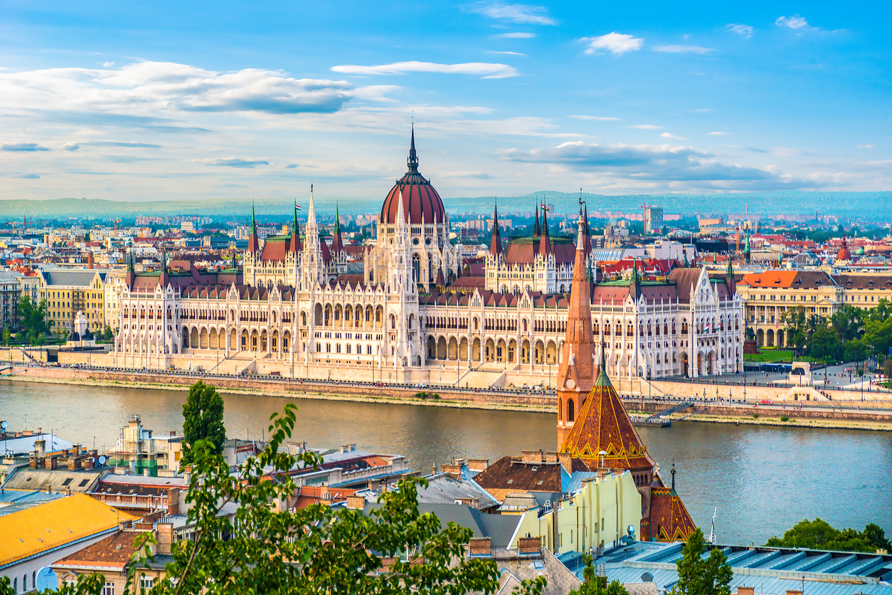 Ungarisches Parlamentsgebäude in Budapest am Donauufer, Panoramaansicht