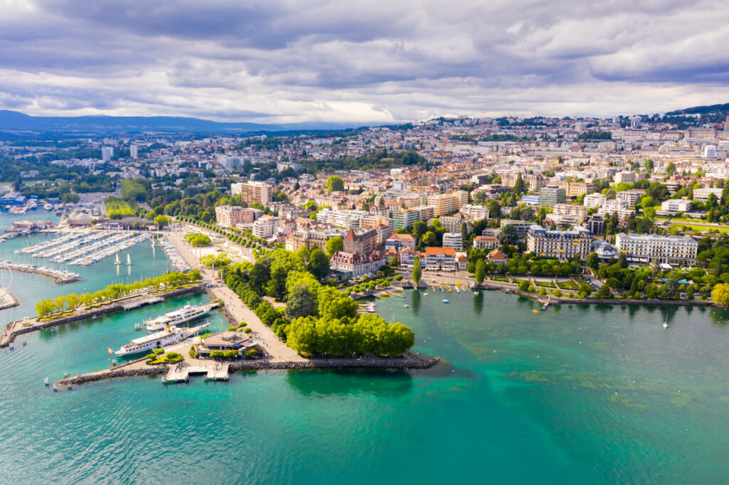 Lausanne mit Ouchy-Hafen am Genfersee aus der Luft.