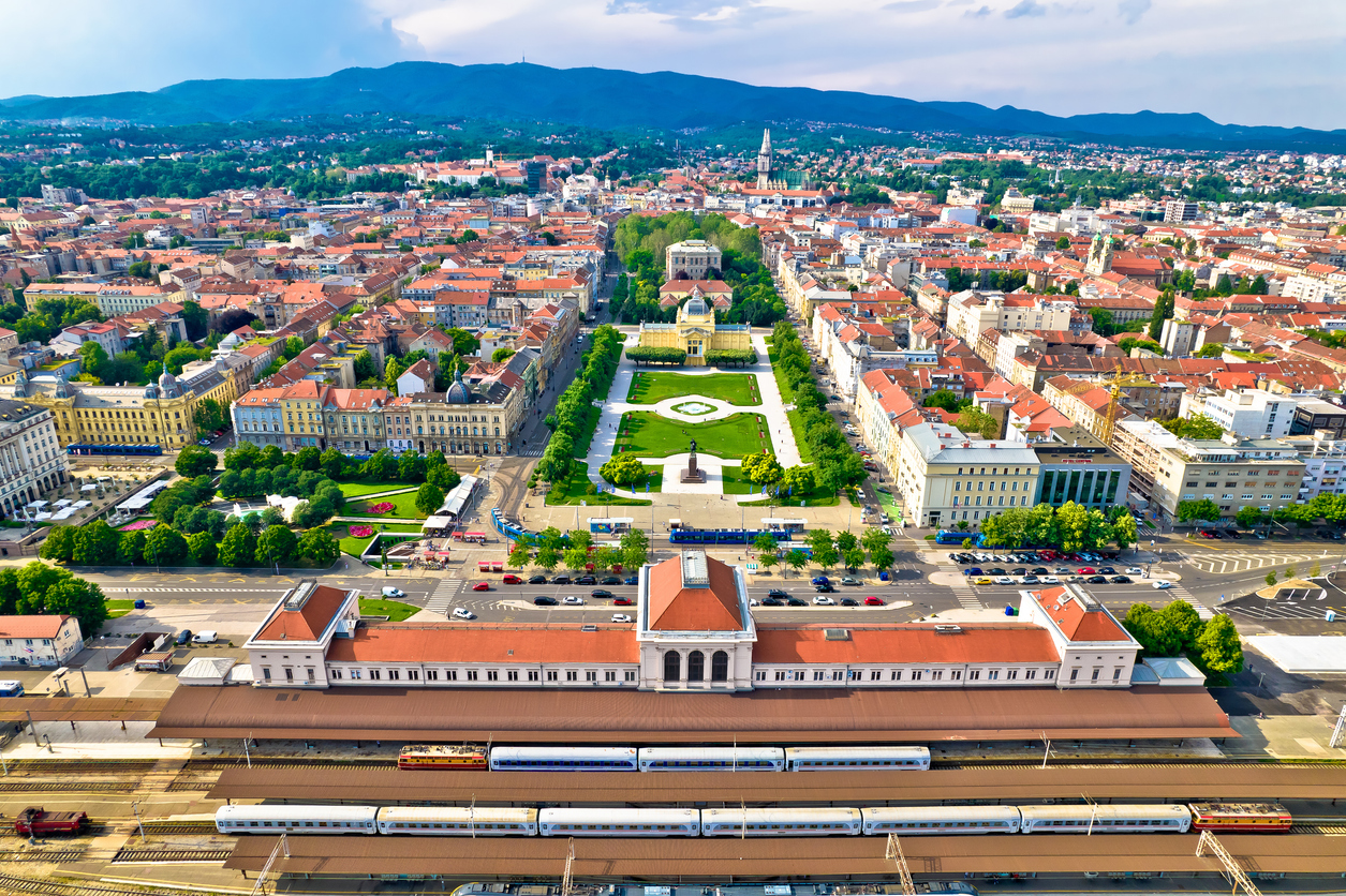 Luftaufnahme des Zagreber Hauptbahnhofs mit dem König-Tomislav-Platz und dem Kunstpavillon im Hintergrund.