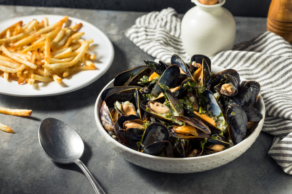 Moules-frites: Muscheln in Weißweinsauce mit Pommes