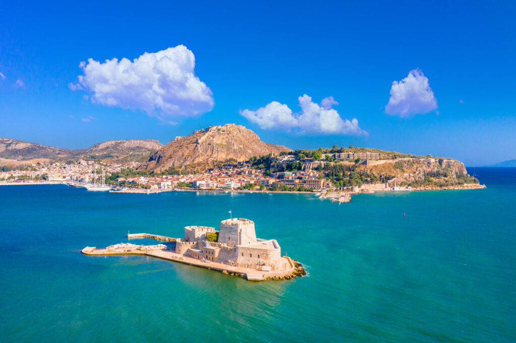 Luftaufnahme von Nafplio mit Bourtzi-Festung im Meer und Palamidi-Festung über der Altstadt