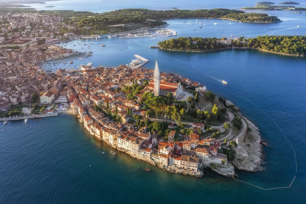 Luftbild von Rovinj mit Altstadt-Halbinsel und Kirche der Hl. Euphemia, umgeben von Adria, Marina und Segelbooten