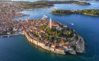 Luftbild von Rovinj mit Altstadt-Halbinsel und Kirche der Hl. Euphemia, umgeben von Adria, Marina und Segelbooten